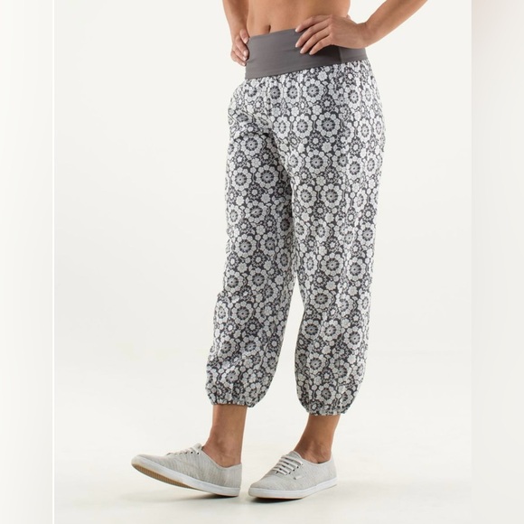 Lululemon Om Pant Twiggy Printed Nimbus / Soot Light 
NWT 6 - Picture 1 of 12